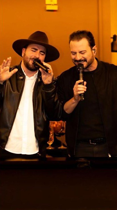 Gui e Léo cantando de perto, em clima intimista