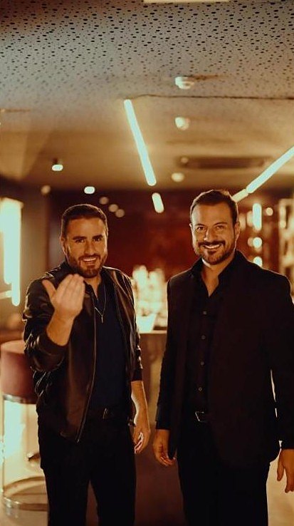 Gui e Léo sorrindo em um bar